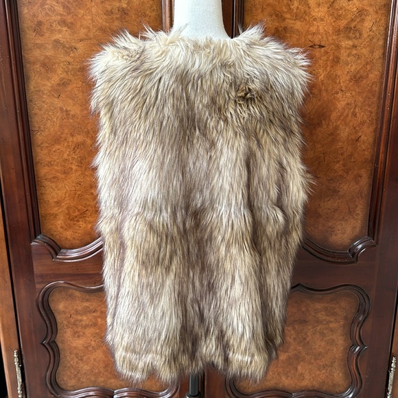 Charlotte Russe Faux Fur Vest - Picture 5 of 14